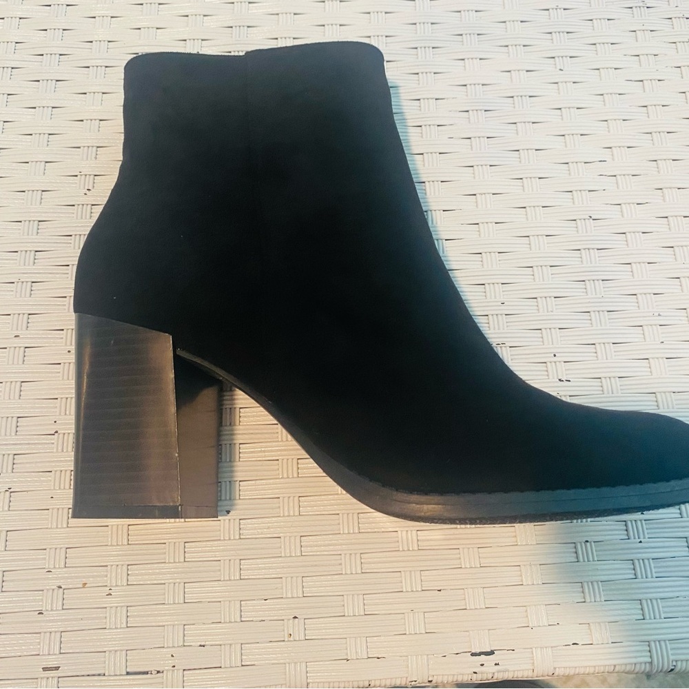 Pierre Dumas Sleek Black Ankle Boots